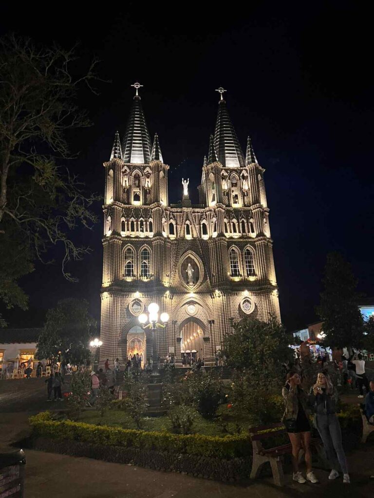 iglesia-de-jardin-antioquia-de-noche-iluminada